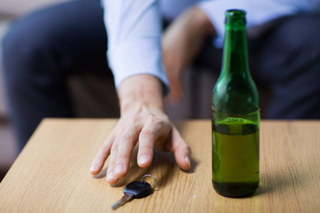 Concepto de abuso de alcohol, manejar ebrio y personas - primer plano