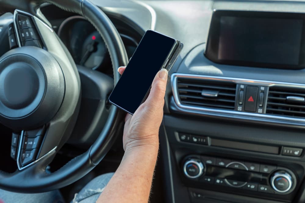 Risk of accidents due to the use of a mobile phone while driving